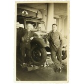 Voiture ambulance de la Wehrmacht dans le garage pour réparation